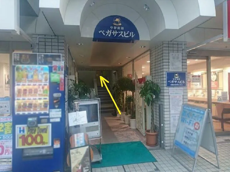 中野新橋のスケルトン店舗物件のエントランス