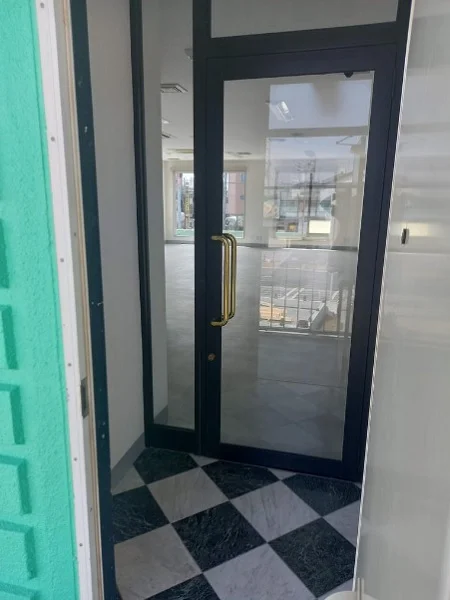 新河岸の事務所仕様店舗物件のエントランス