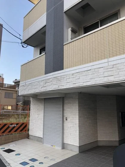 南千住の事務所仕様店舗物件のエントランス