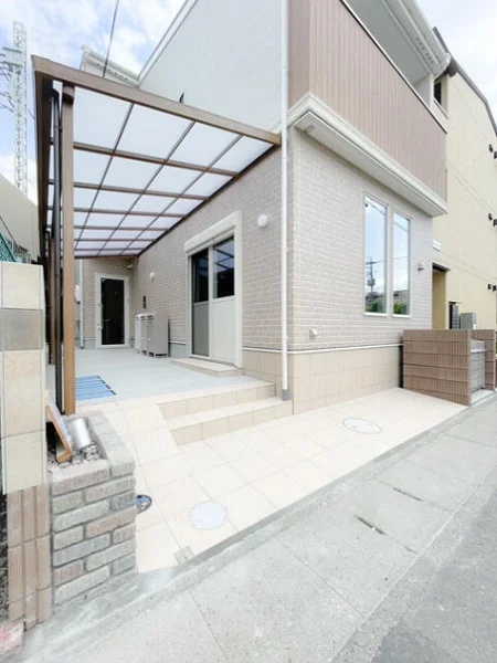 谷塚のスケルトン店舗物件の外観