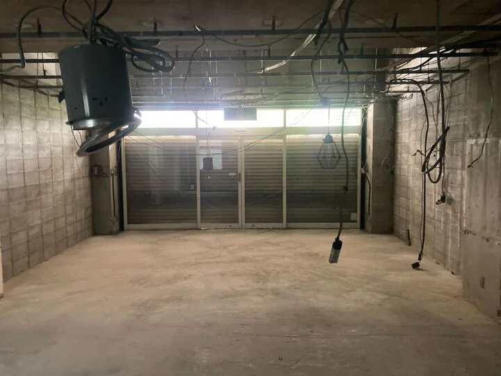 京王永山のスケルトン店舗物件の内装