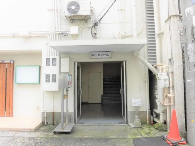 貸店舗(スケルトン)のエントランス