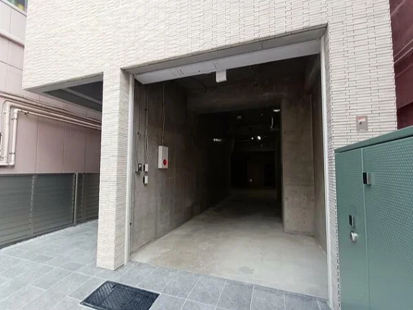 浅草のスケルトン物件のエントランス