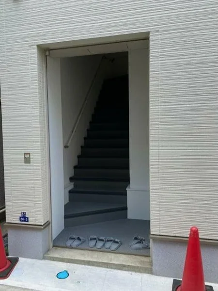 お花茶屋のスケルトン物件のエントランス