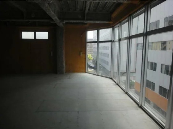 関内のスケルトン店舗物件の内装