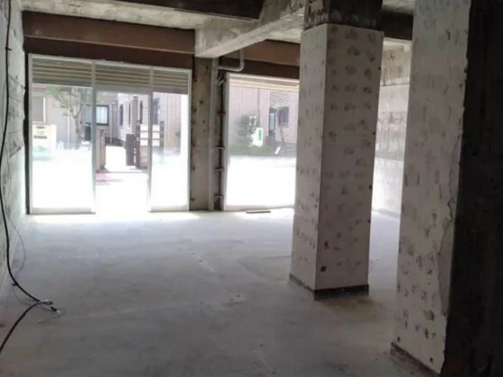 多摩川のスケルトン物件の内装