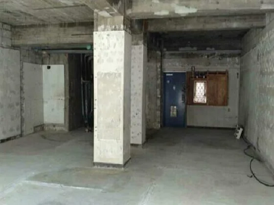 多摩川のスケルトン物件の内装