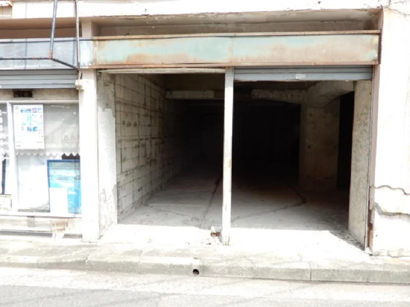 生麦のスケルトン店舗物件のエントランス