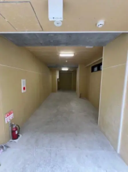 阪東橋のスケルトン店舗物件の内装