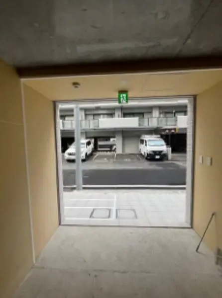 阪東橋のスケルトン店舗物件の外観