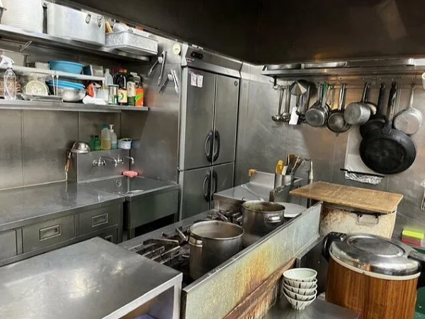 定食屋の居抜き物件の厨房
