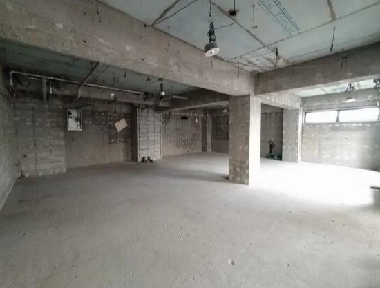 蓮根のスケルトン店舗物件の内装