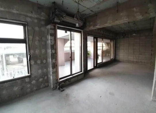 蓮根のスケルトン店舗物件の内装