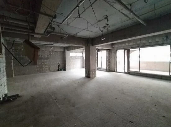 蓮根のスケルトン店舗物件の内装