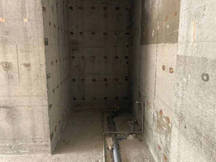 京王永山のスケルトン店舗物件の内装