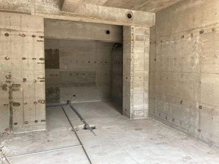 京王永山のスケルトン店舗物件の内装