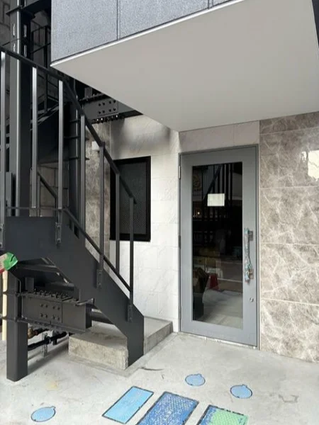 大島のスケルトン店舗物件のエントランス