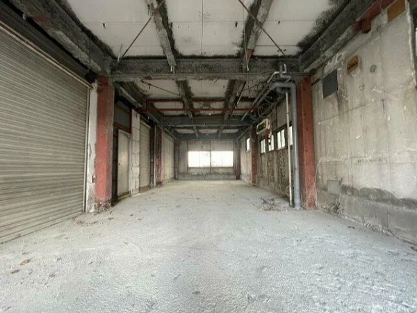 東海大学前のスケルトン店舗物件の内装