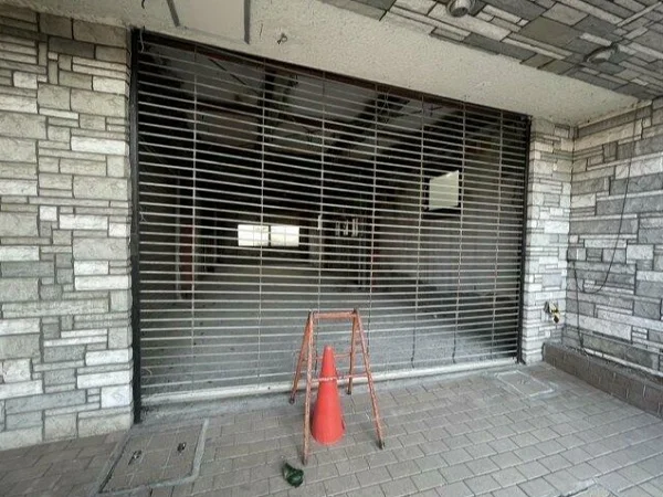 東海大学前のスケルトン店舗物件のエントランス