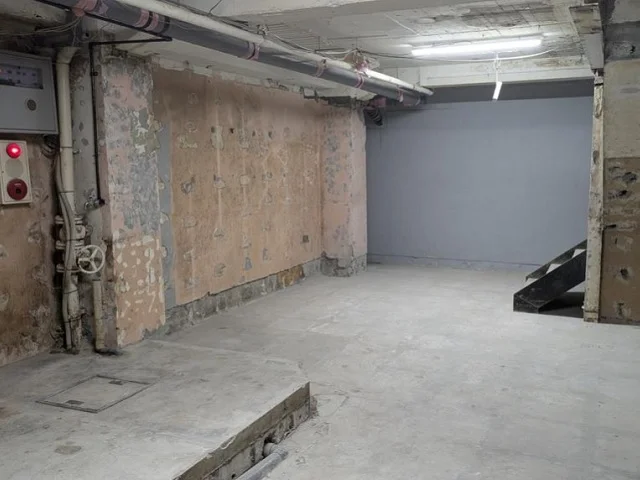 新宿のスケルトン店舗物件の内装