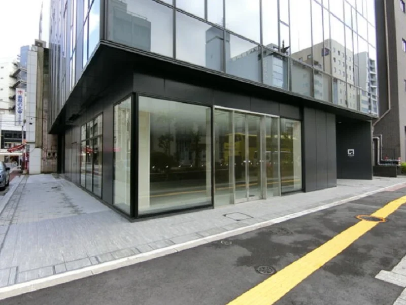 馬喰町のスケルトン店舗物件のエントランス