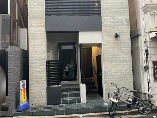 貸店舗(スケルトン)のエントランス