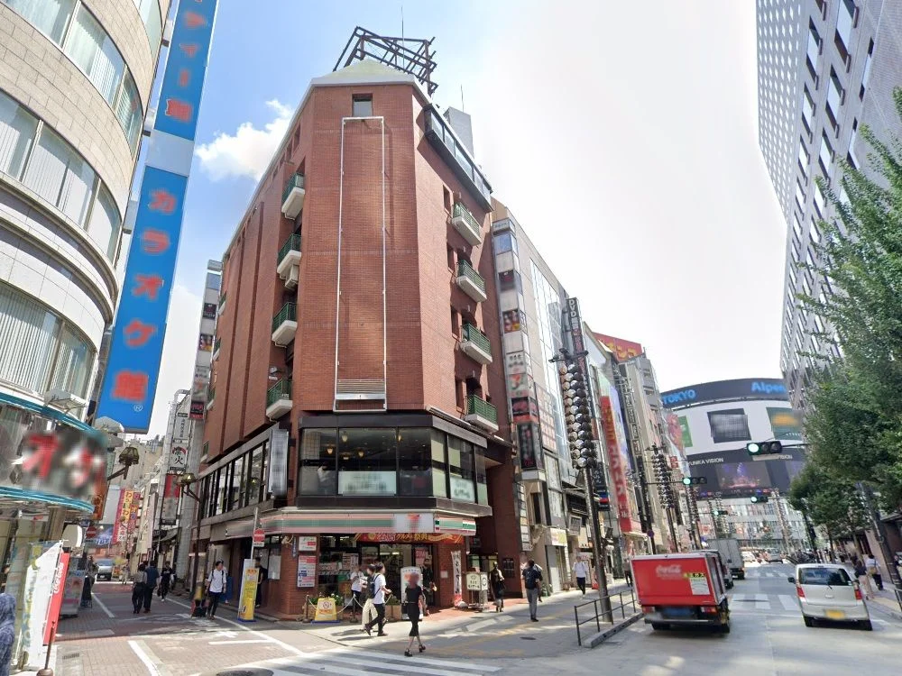 西武新宿のスケルトン店舗物件の外観