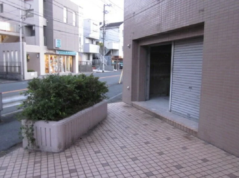 金沢文庫のスケルトン店舗物件のエントランス