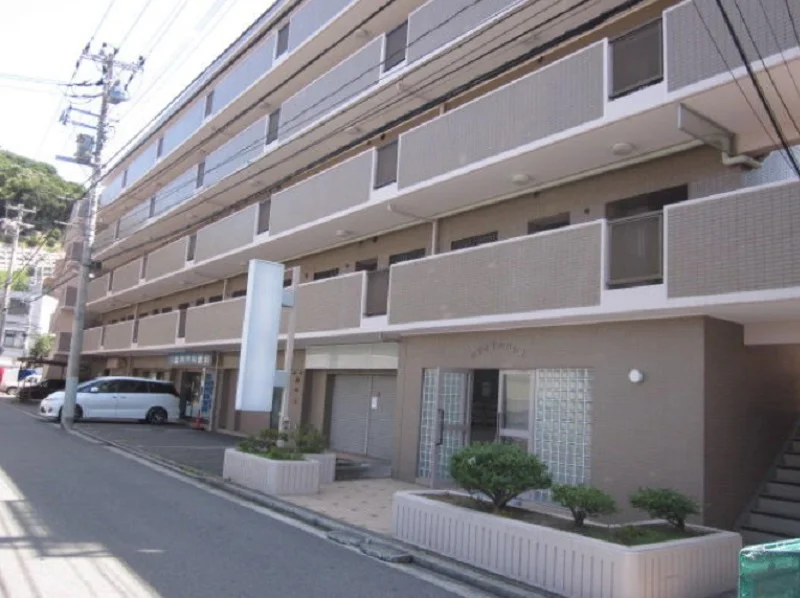 金沢文庫のスケルトン店舗物件のエントランス