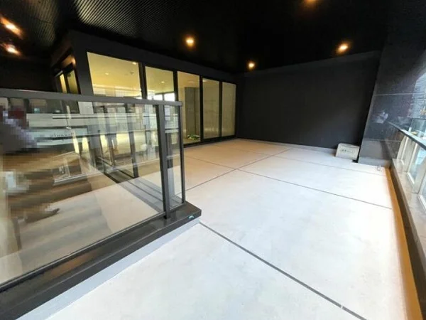 貸店舗(スケルトン)のエントランス