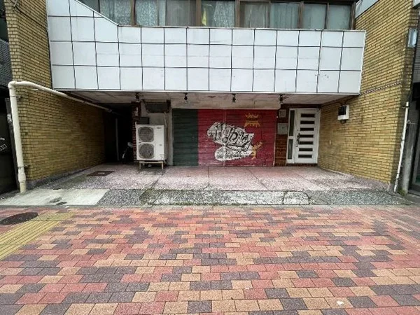 貸店舗(スケルトン)のエントランス