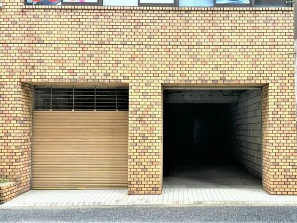 貸店舗(スケルトン)のエントランス