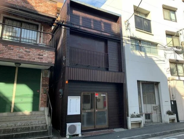 石川町のスケルトン店舗物件の外観