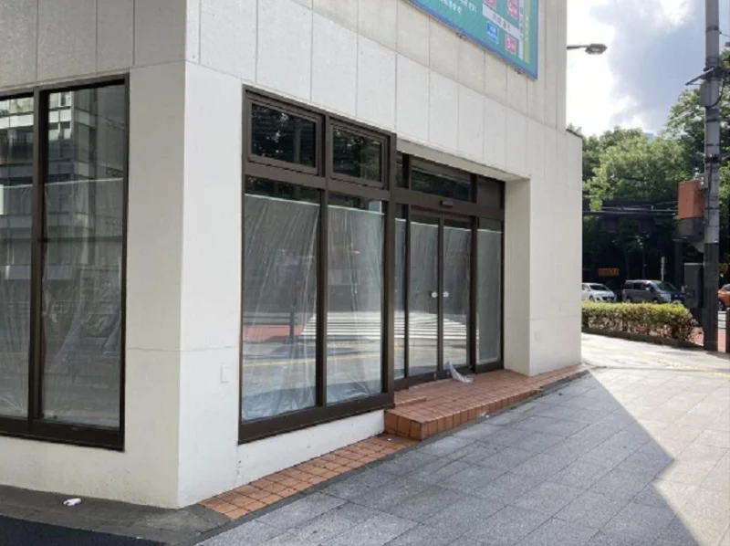 九段下のスケルトン店舗物件のエントランス