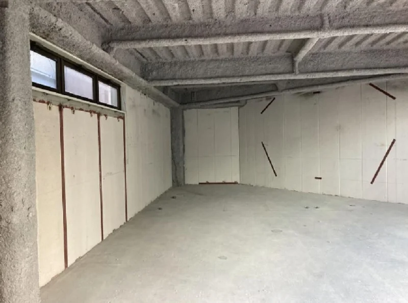 九段下のスケルトン店舗物件の内装