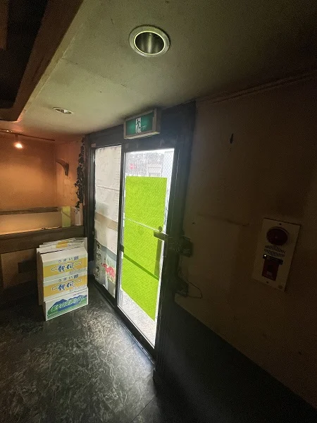 西大島の居抜き店舗のエントランス