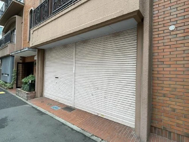 四谷三丁目のスケルトン店舗物件のエントランス