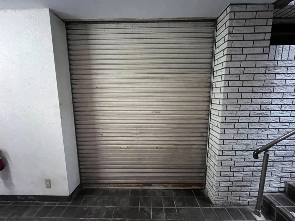 貸店舗(スケルトン)の入口