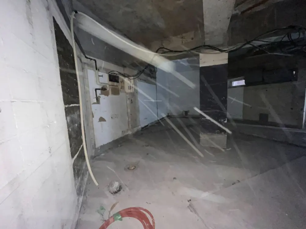 乃木坂のスケルトン店舗物件の内装