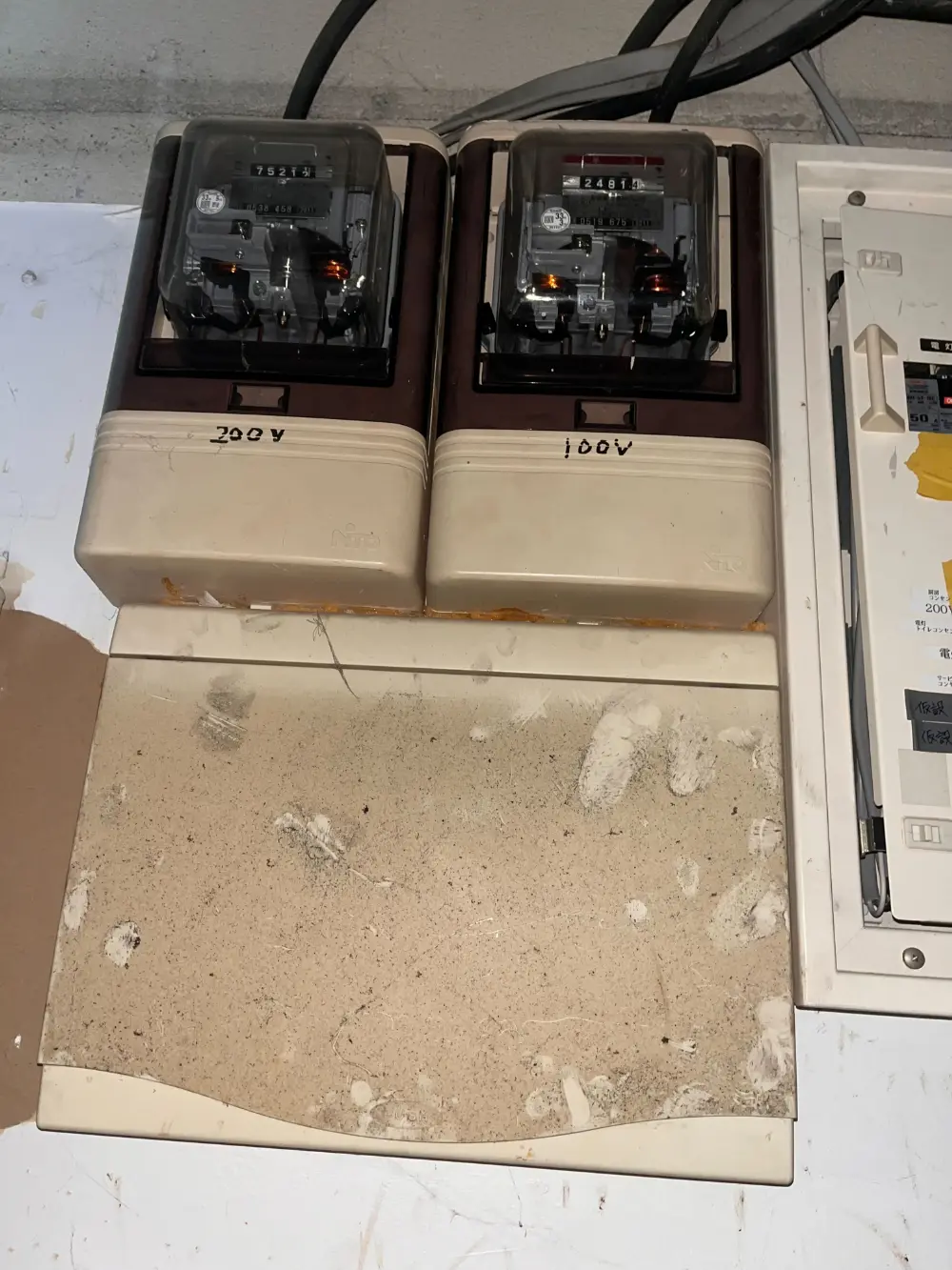 乃木坂のスケルトン店舗物件の電気