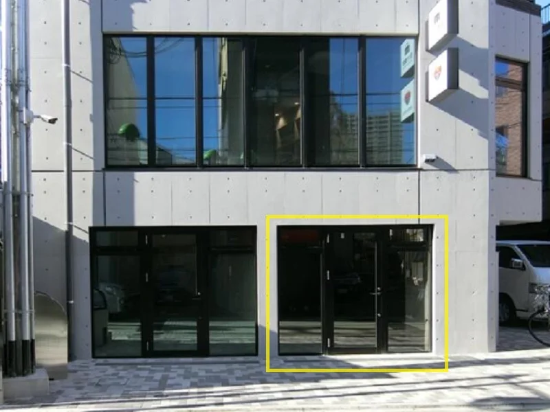 北千住のスケルトン店舗物件のエントランス