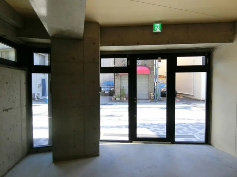 北千住のスケルトン物件のエントランス