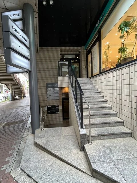 町田のスケルトン物件のエントランス