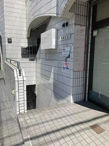 貸店舗(スケルトン)のエントランス