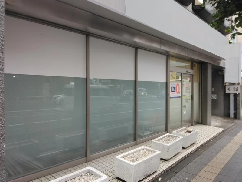 府中のスケルトン物件のエントランス