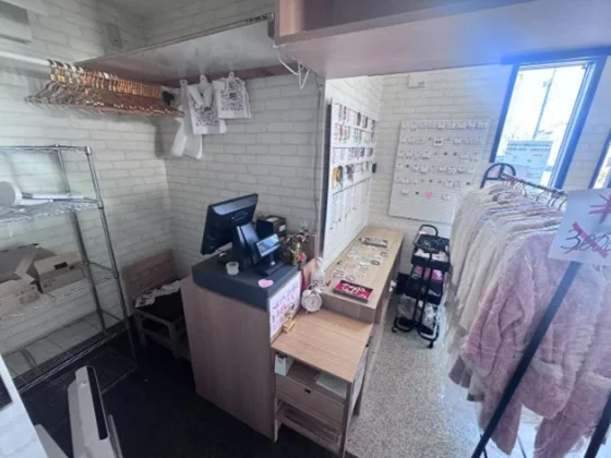 新井宿の物販居抜きの内装