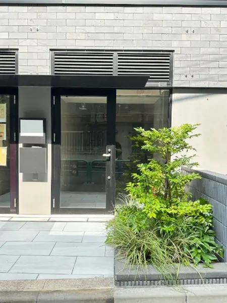 神保町のスケルトン物件のエントランス