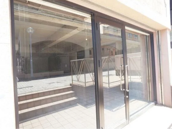 貸店舗(スケルトン)のエントランス