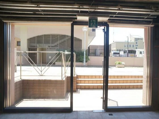 中川のスケルトン店舗物件のエントランス