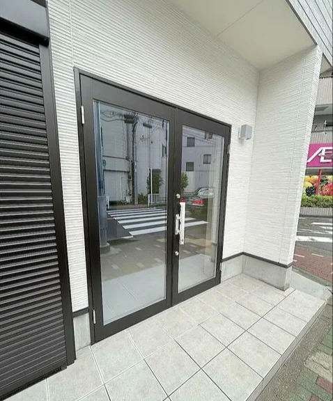 西横浜のスケルトン店舗物件のエントランス